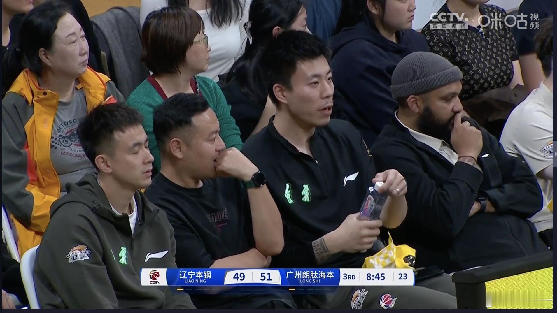 抓住！赵继伟张镇麟现场观战，这比赛真有点看点太足了，比赛还很焦灼[淡淡的]#辽宁