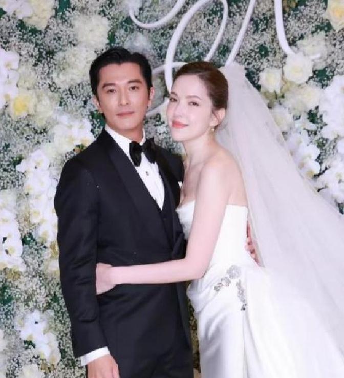 刚补办完婚礼没两天，许玮甯就跟圈内老搭档孙玮廷拍了张亲近照，她微微靠在他肩上，笑