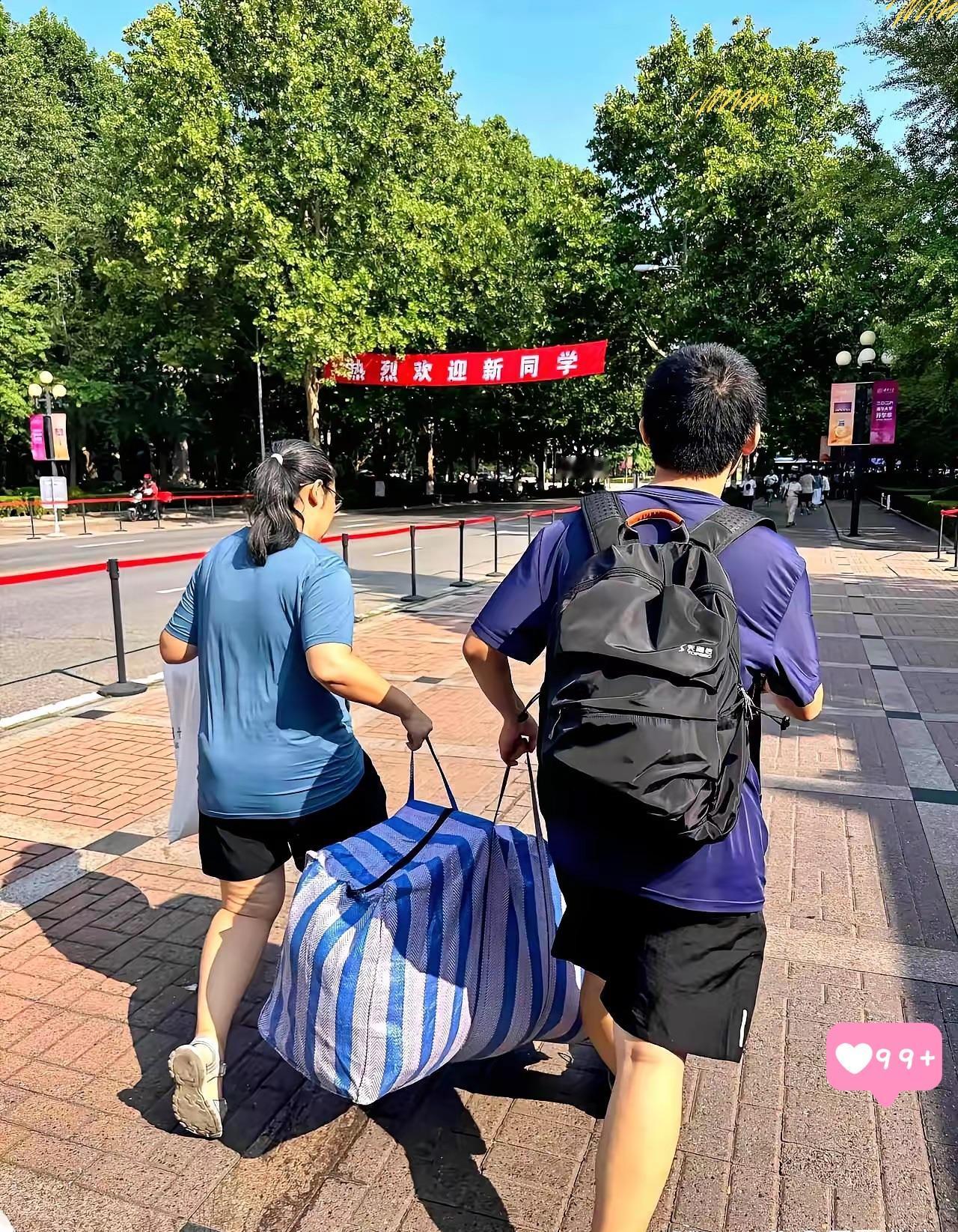 新生抬蛇皮袋报到，这一幕戳中无数人

清华2026级新生报到现场，熙熙攘攘的人群