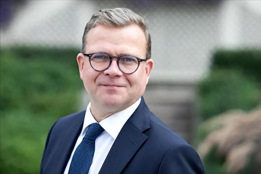 走进人民大会堂前，芬兰总理通告全球，四字震耳，美国恐以1敌多

1月25日凌晨，