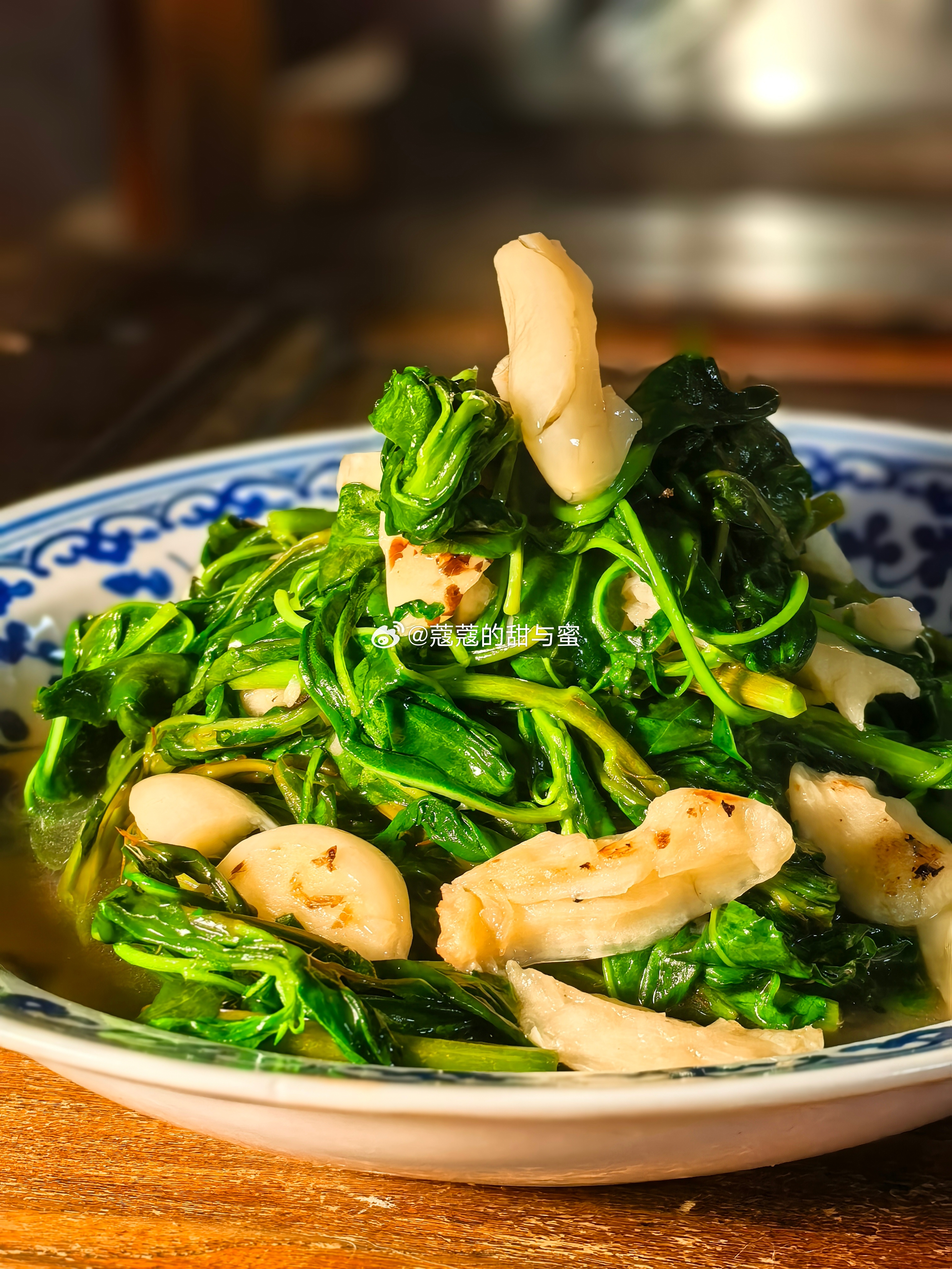 【蔻家餐桌】晚饭做了几道春菜。10年陈摩德纳黑醋伊比利亚火腿拌菊花蔻记腊八蒜炒肥