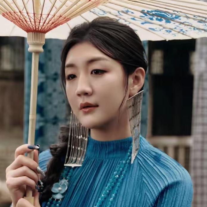 陈梦的未来选择，确实让很多球迷操碎了心。
 
一边是黄晓明公司递来的娱乐圈橄榄枝