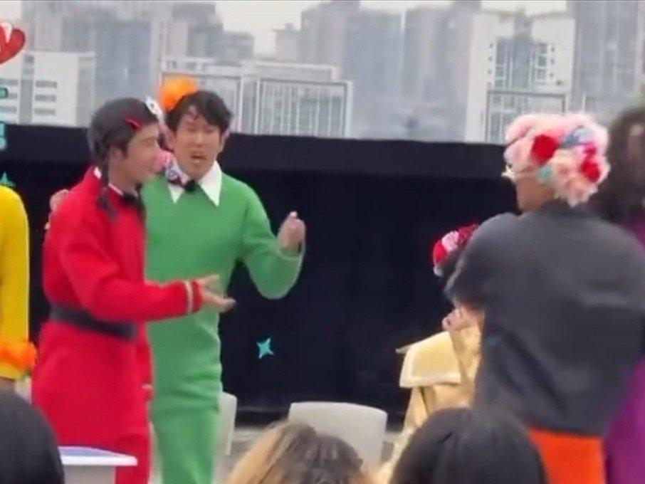 王鹤棣又在搞抽象了，上次王鹤棣的西瓜头已经成了人生角色。不得不说，王鹤棣在内娱是