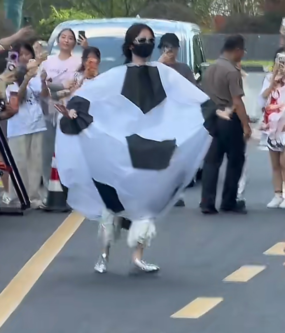？ 虞书欣陈靖可老钱风剧宣 虞书欣穿足球剧宣被踢一脚