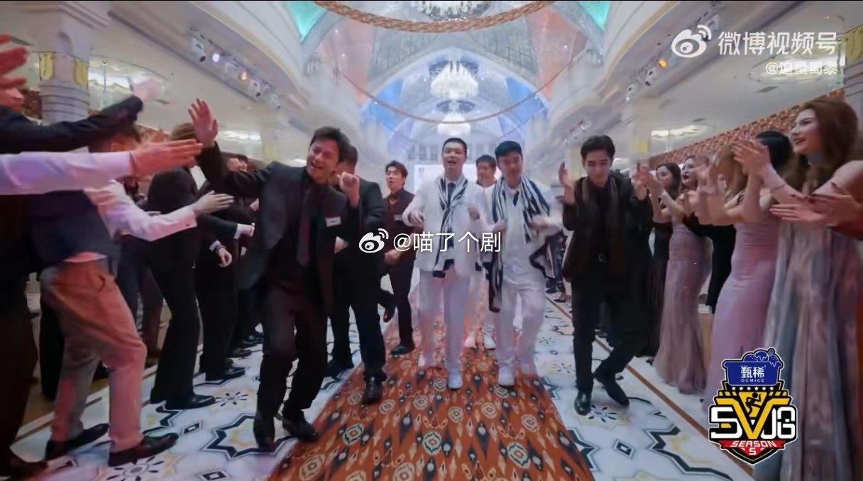 邓超发烧录综艺 邓超发烧也不耽误工作，这敬业精神真的值得学习！看他那么努力，我都
