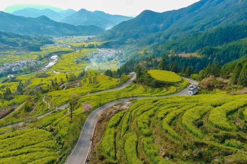 追逐春天的脚步，满怀春天的心情，
欣赏春天的风景，书写春天的故事，
鼓足春天的阳