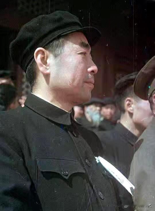 1950年国庆节周总理目光坚毅看向天安门广场，看着共和国的新生力量，心中难掩喜悦