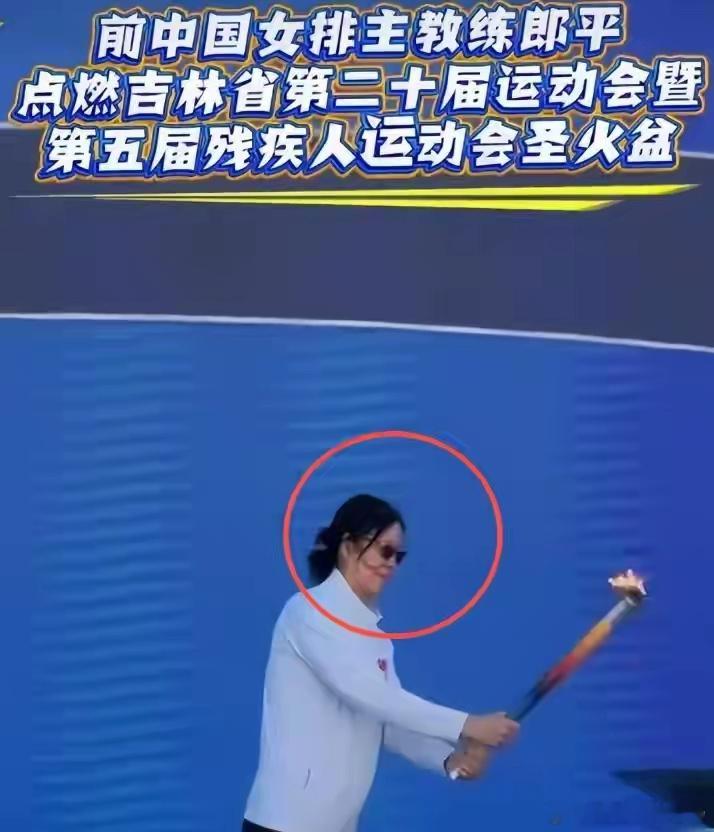 被体育局特邀才几天，郎平现状曝光，重新执教中国女排已真相大白郎平又回国了。8月1