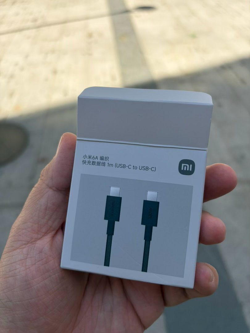 临时去买根线，进了苹果授权店好嘛，300一根，旁边小米之家编织6A只要39。然后