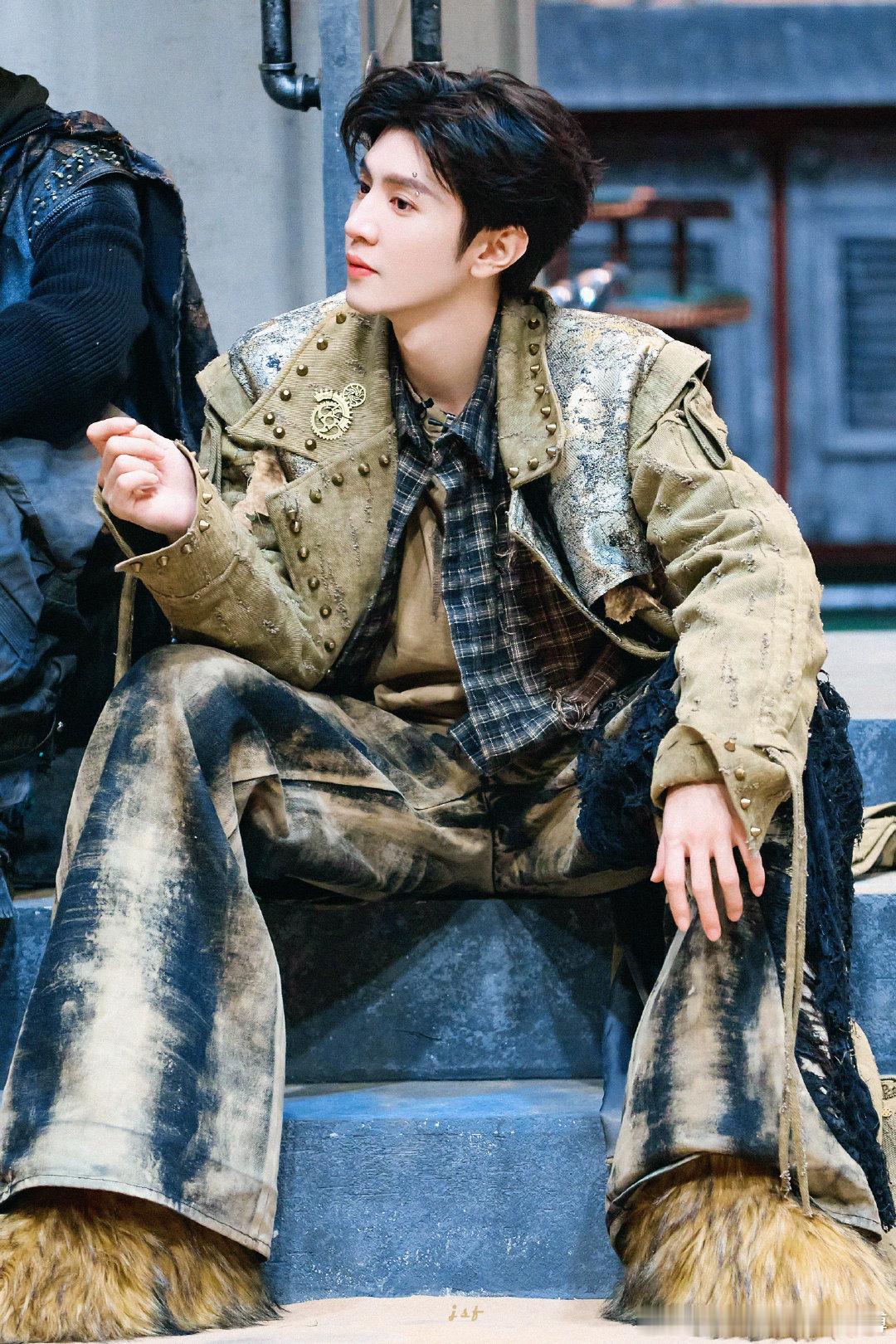 陈哲远全家的顶梁柱大侦探沉稳靠谱有魄力，陈哲远演活了这个撑起整个家、又能解开谜团