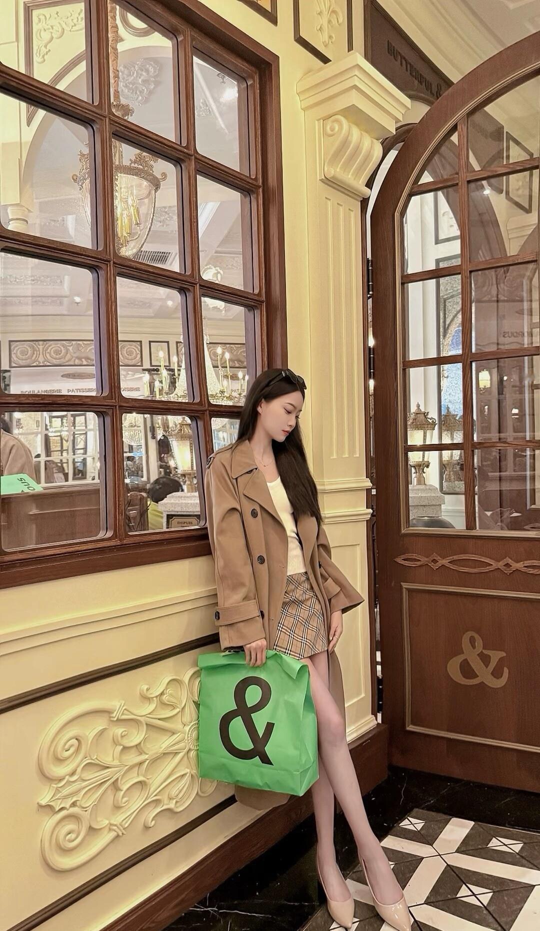 优雅穿搭指南：复古风外套+格子裙，搭配绿色手袋，尽显时尚品味！