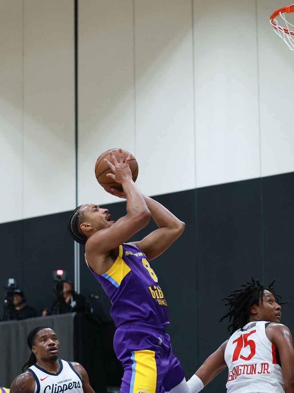 季后赛首轮，南湾湖人122-119险胜快船二队！ 巴夫金20分，蒂米21分8板，