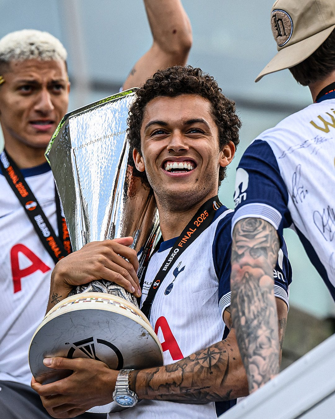 热刺在不到一年的时间里，从赢得欧联杯冠军沦落到无缘欧冠联赛，并深陷保级泥潭。 