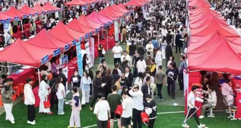 大四整年在外实习连校门都不踏，凭啥全额学费住宿费一分不能少？送计算机专业学生去电