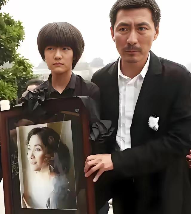 2005年，张子健拍完戏回家，妻子李婷突然对他说：“我们离婚吧”。张子健懵了：“