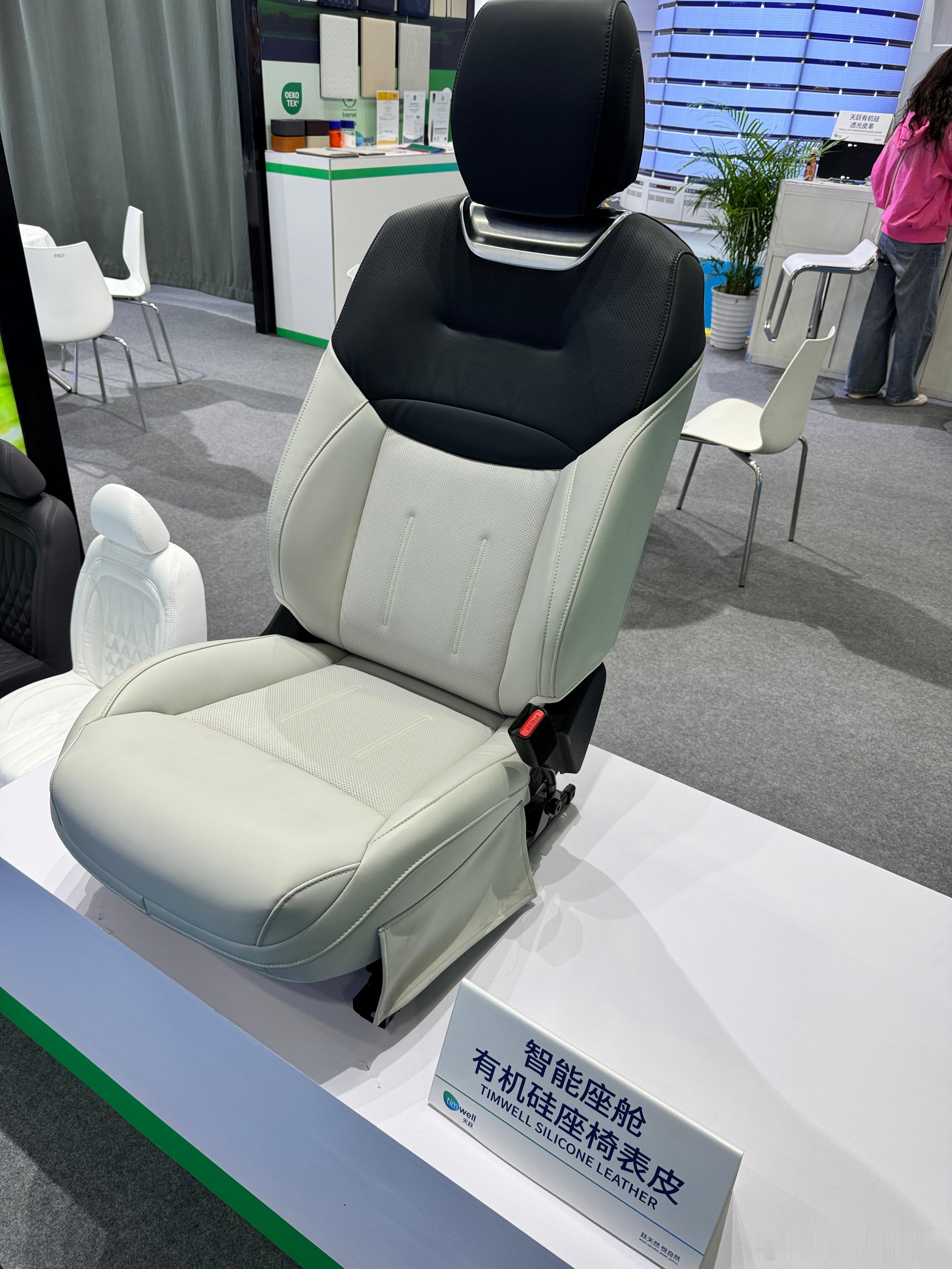 陶氏化学当年给奕派008做了一套硅基环保内饰，选装价格8000，现在国产供应商告