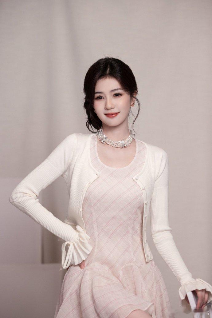 白鹿温婉千金味我宣布这就是今年我最吃的千金造型！没有堆砌珠宝却贵气满满嘞，白鹿这