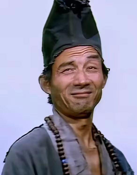 游本昌去世一把破扇，笑渡人间。感谢游本昌先生给我们留下济公这个经典，音容难忘，愿