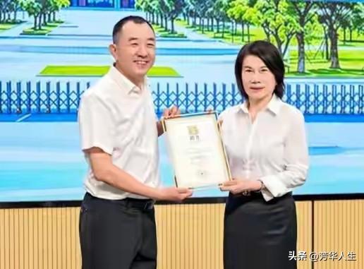 陈行甲投身公益事业时，不少人质疑他的薪资偏高，迫于舆论压力他离开了恒辉公益。东方