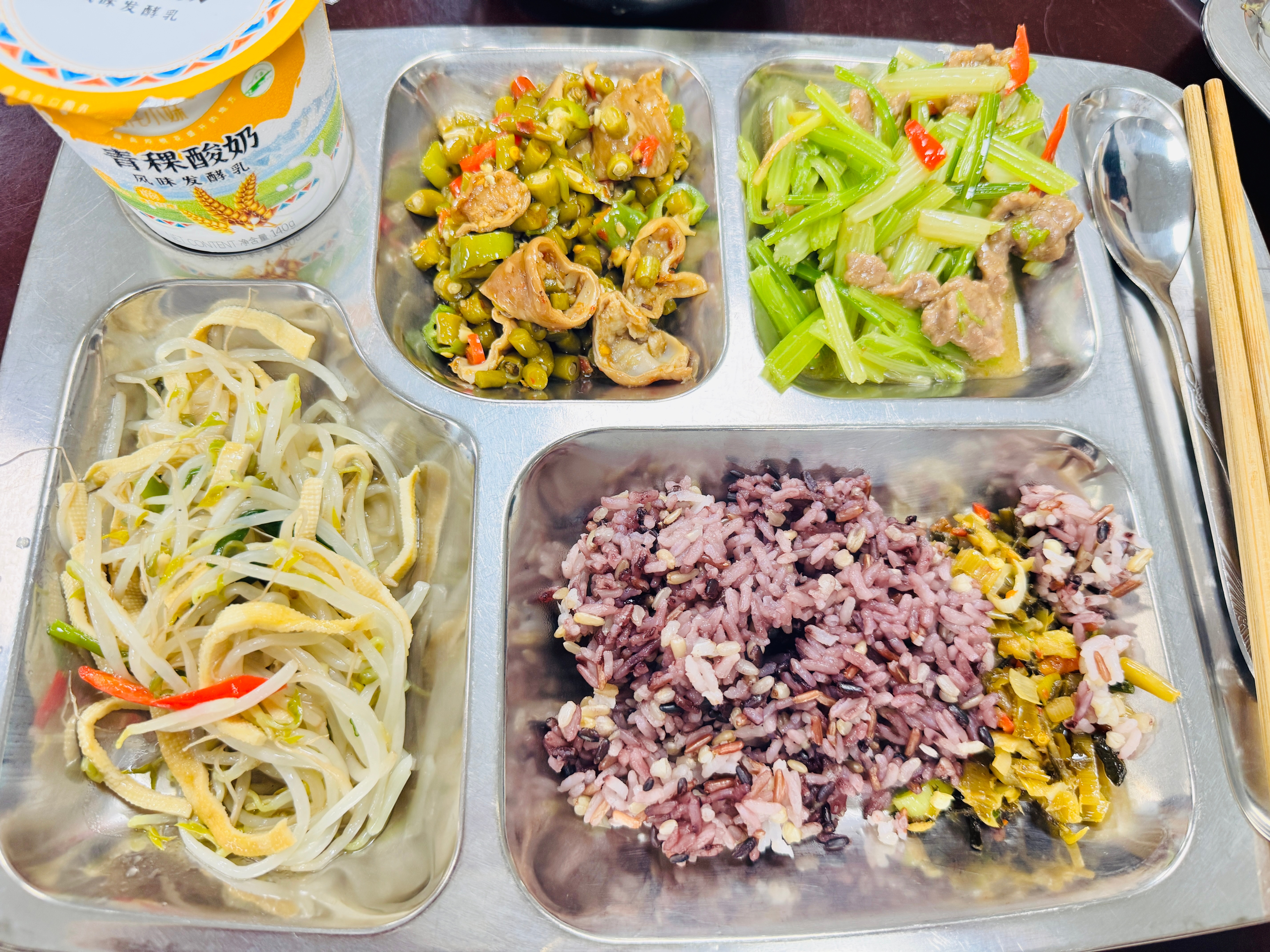 干饭时间到午好，大家中午都吃了什么呀 