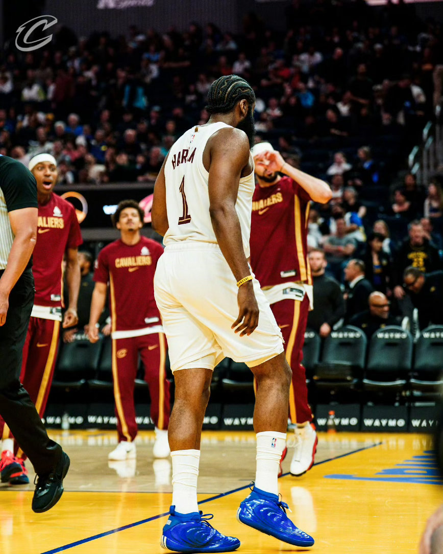 骑士今天客场118-111击败勇士。本场赢球之后，48胜29负的骑士锁定季后赛，