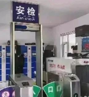 如今进入法院竟变得如此严格?划分出候检区、安检区、进出口区等不同区域。进入法庭不