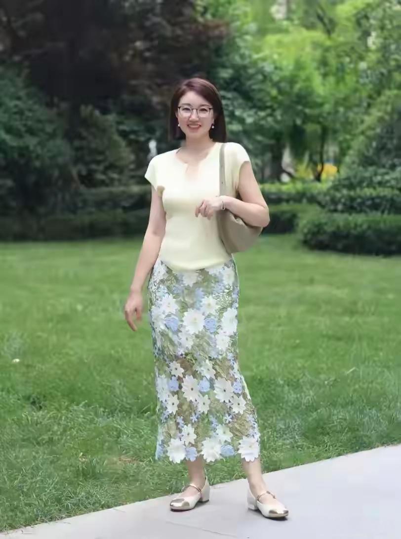 夏日穿搭指南：清新花裙+简约上衣，优雅出街！🌸👗👠