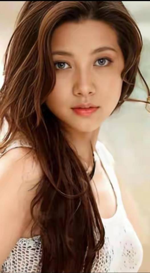 颜丙燕，中国内地实力派女演员，金鸡奖、华表奖影后。凭借《万箭穿心》《爱情的牙齿》