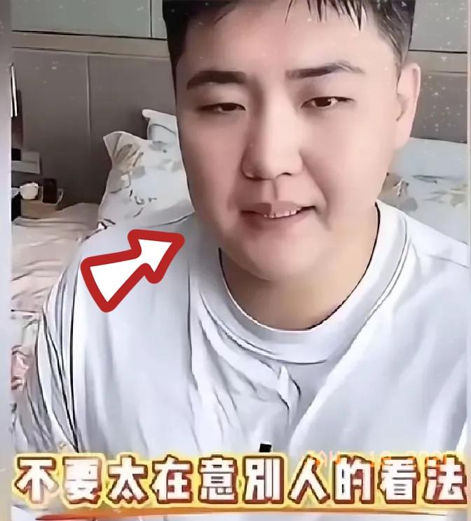 林傲霏直播间直接怼网友：“我妈没犯法，你管不着。”亲妈紧随其后怼脱粉的是酸菜还让
