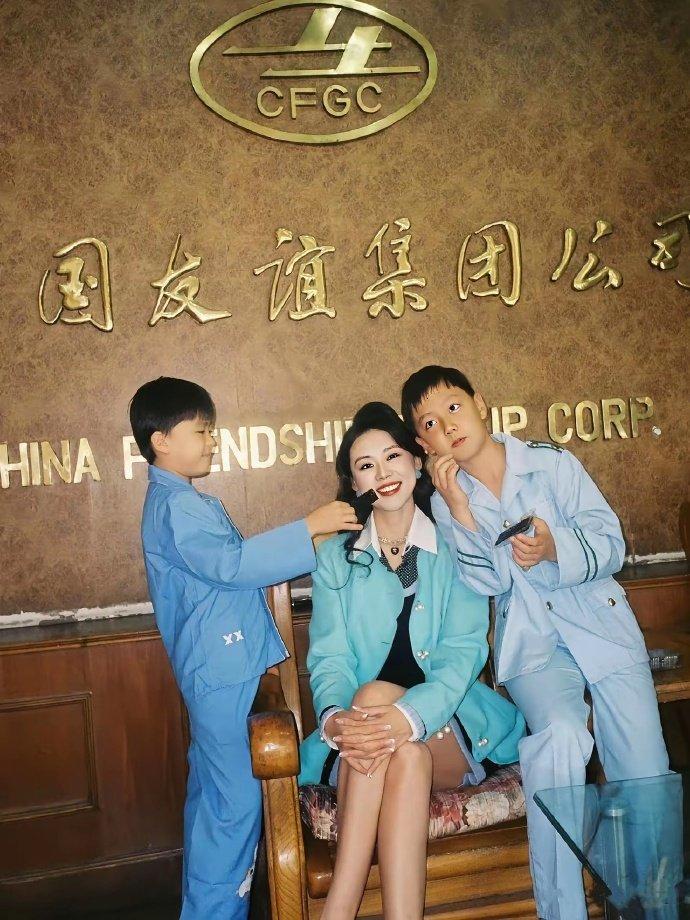 这一幕，直接把我拉回了80年代末。
说实话，在那个年代，这得是什么样的家庭？
绝