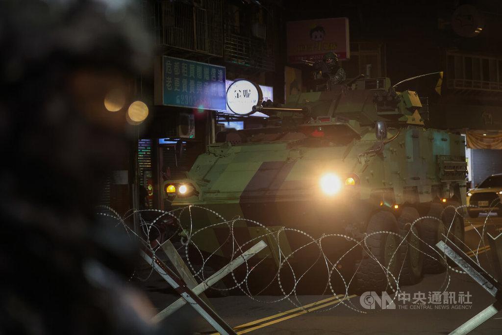 飞扬军事 台匪軍憲兵指揮部昨晚至今天凌晨，在連接新北板橋、台北萬華的光復橋實施守