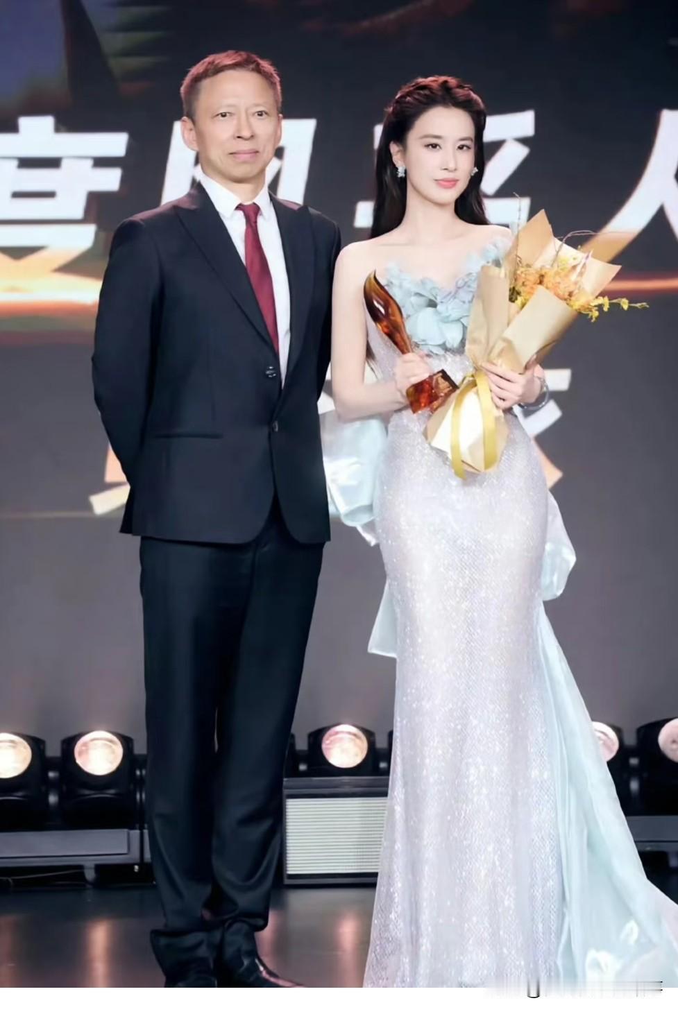 张朝阳和黄圣依同框，男士尽显绅士风度，女士透着优雅气质，视觉效果超赞。
 
张朝