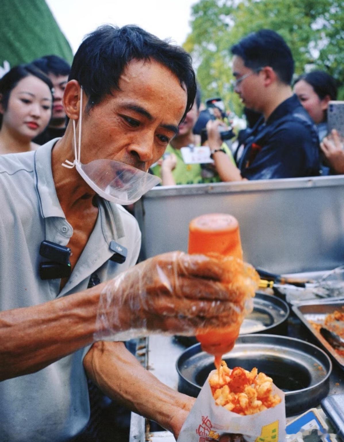 冒牌鸡排哥连人带车被劝返模仿的也太光明正大了，永远支持正版鸡排哥嘿嘿，总有人觉得
