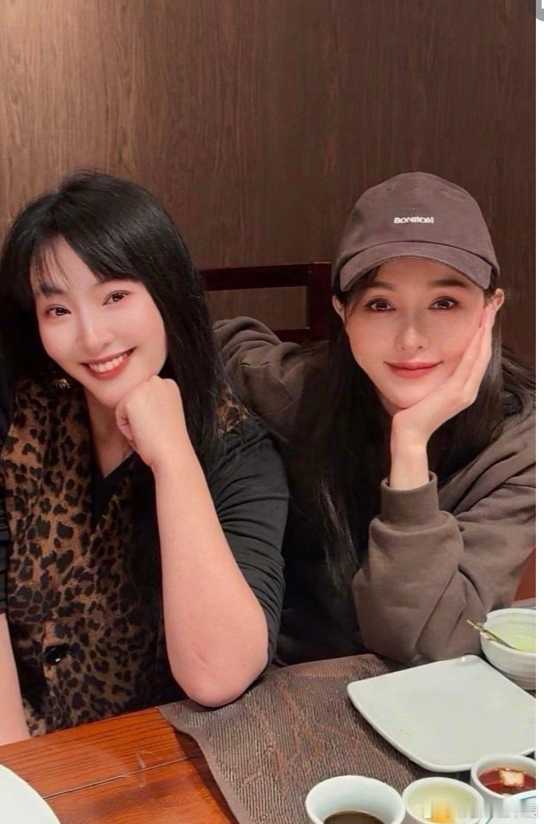 唐嫣杨晨 真闺蜜n搭唐嫣杨晨20多年闺蜜情 从18岁中戏324寝室相识，到《爱情