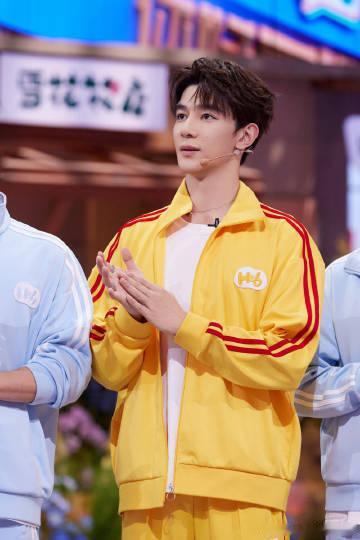 夏之光晒爷爷奶奶手牵手背影照  真的是家有一老如有一宝~！好温馨的一家人 