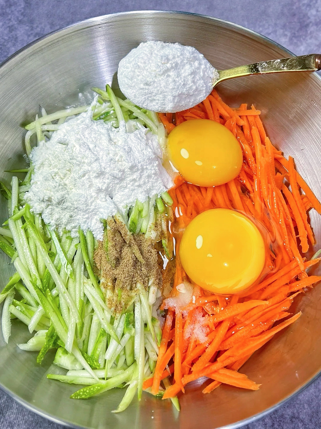 做个西葫芦+胡萝卜饼。🥕 