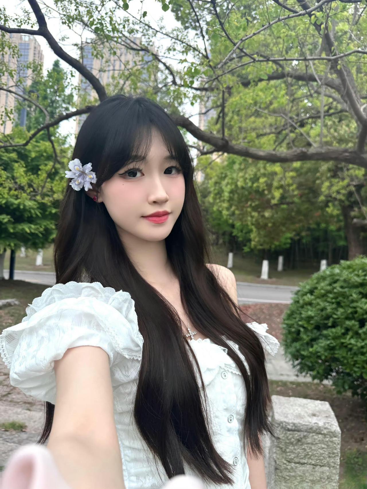 这套是“软萌甜美的少女风”穿搭，白色蕾丝裙适配江南水景场景，清新又减龄：
 
-