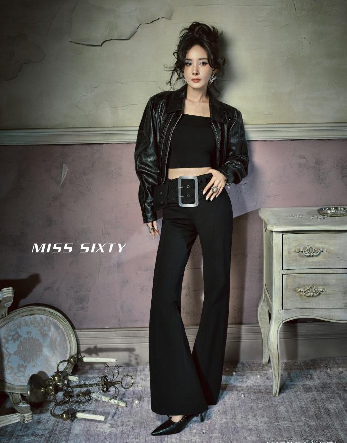 复古辣妹风格里，杨幂的蓝色眼影妆兼具千禧风的灵动与复古的沉稳。亮晶晶的珠光元素点