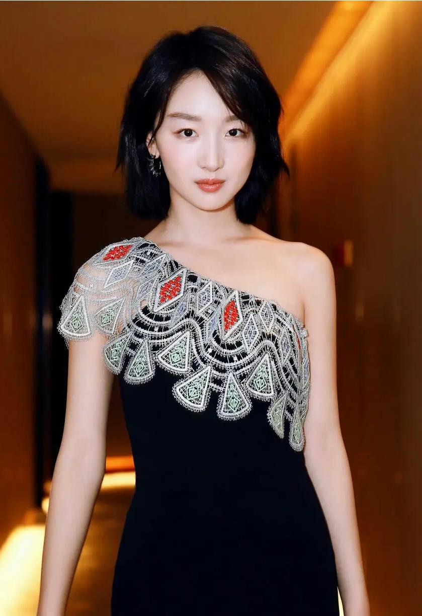 女演员，周冬雨说，我的家庭很好，也不是来自穷苦家庭，可是出名之后，有些人就乱写，