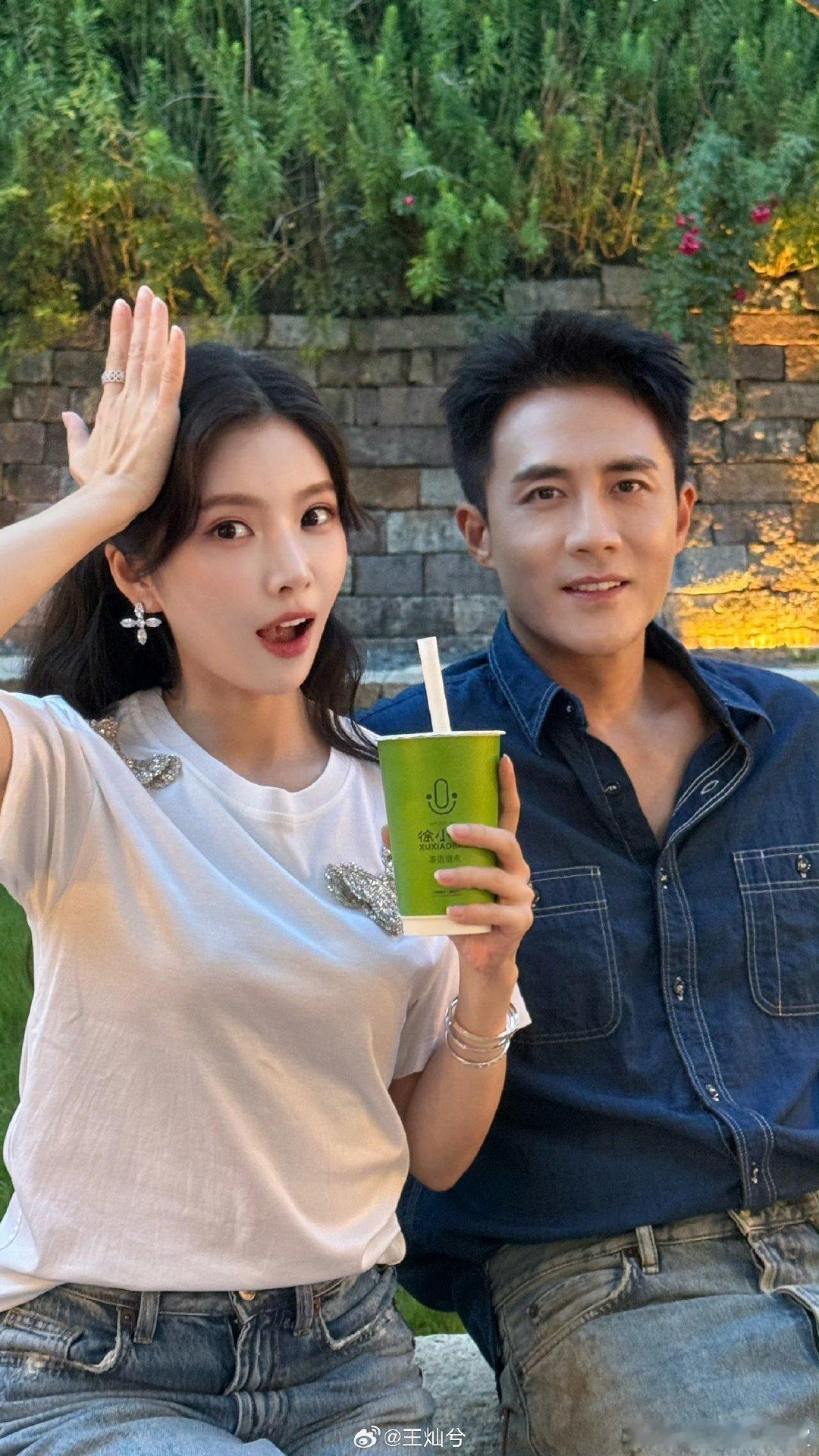 王灿杜淳晒秋天第一杯奶茶 王灿和杜淳用实际行动证明，秋天的第一杯奶茶可以喝出双倍