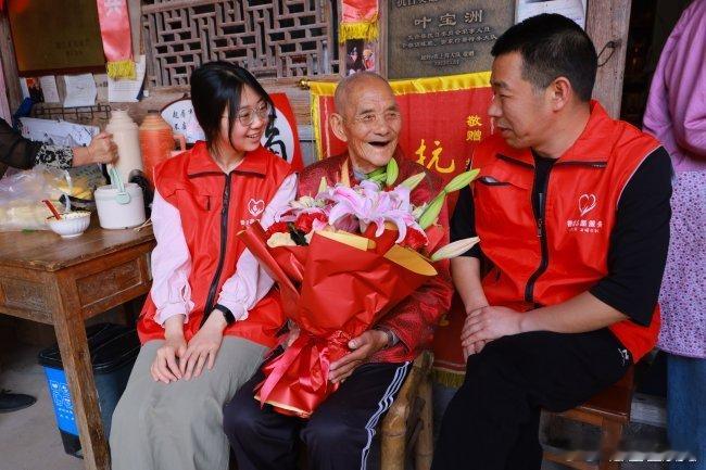 他们为台州百岁老兵送上生日祝福 在台州市天台县龙溪乡，一份温情的守护从未间断。“