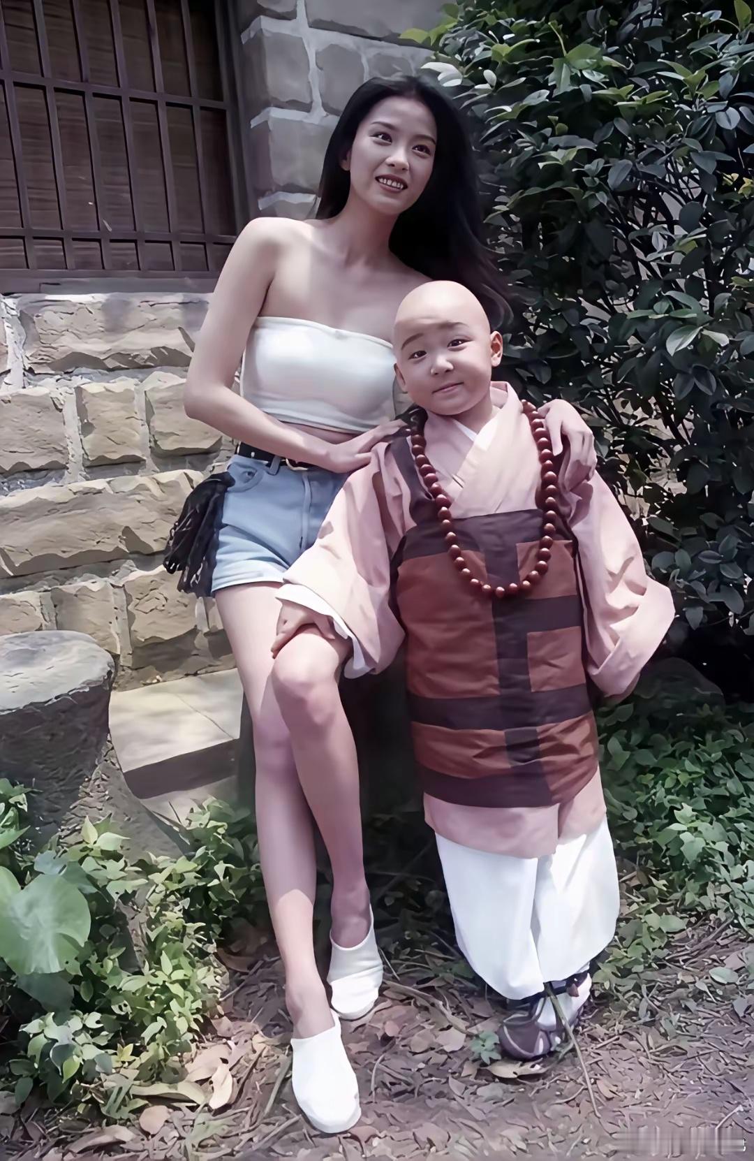 时间到底去哪儿了！​这张照片瞬间把我们的思绪拉回到90年代。​这是在片场拍戏的时