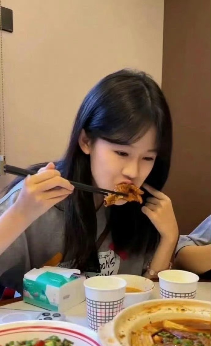 陆毅和鲍蕾也太会养了吧，贝儿真是越大越美。 ​ ​​​