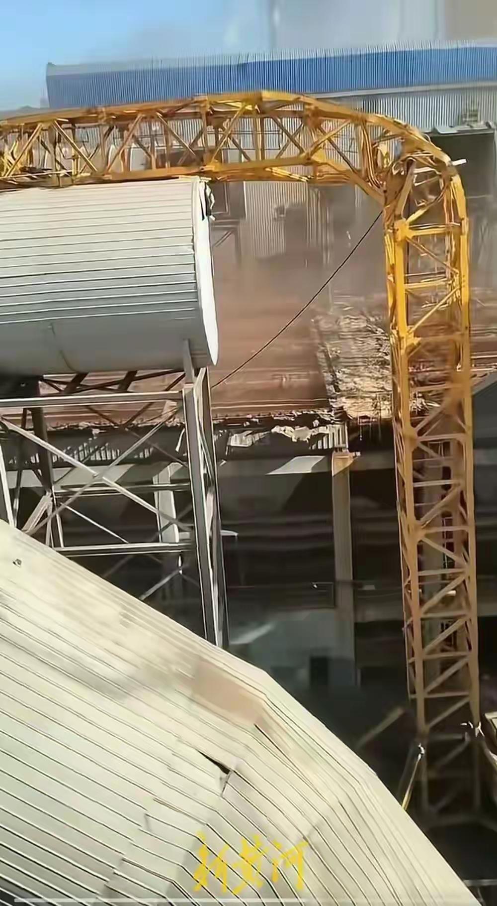 河北昌黎钢铁厂塔吊15米高空弯折倒塌，司机不幸身亡

近日，河北昌黎的一起钢铁厂