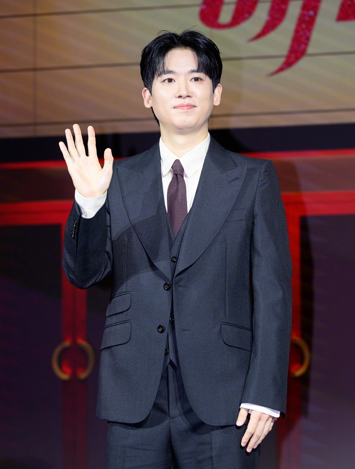 赵贤哲 将出演SBS新剧噩梦 ，合作金南佶李瑜美 ，明年播出。赵贤哲饰演建设公司