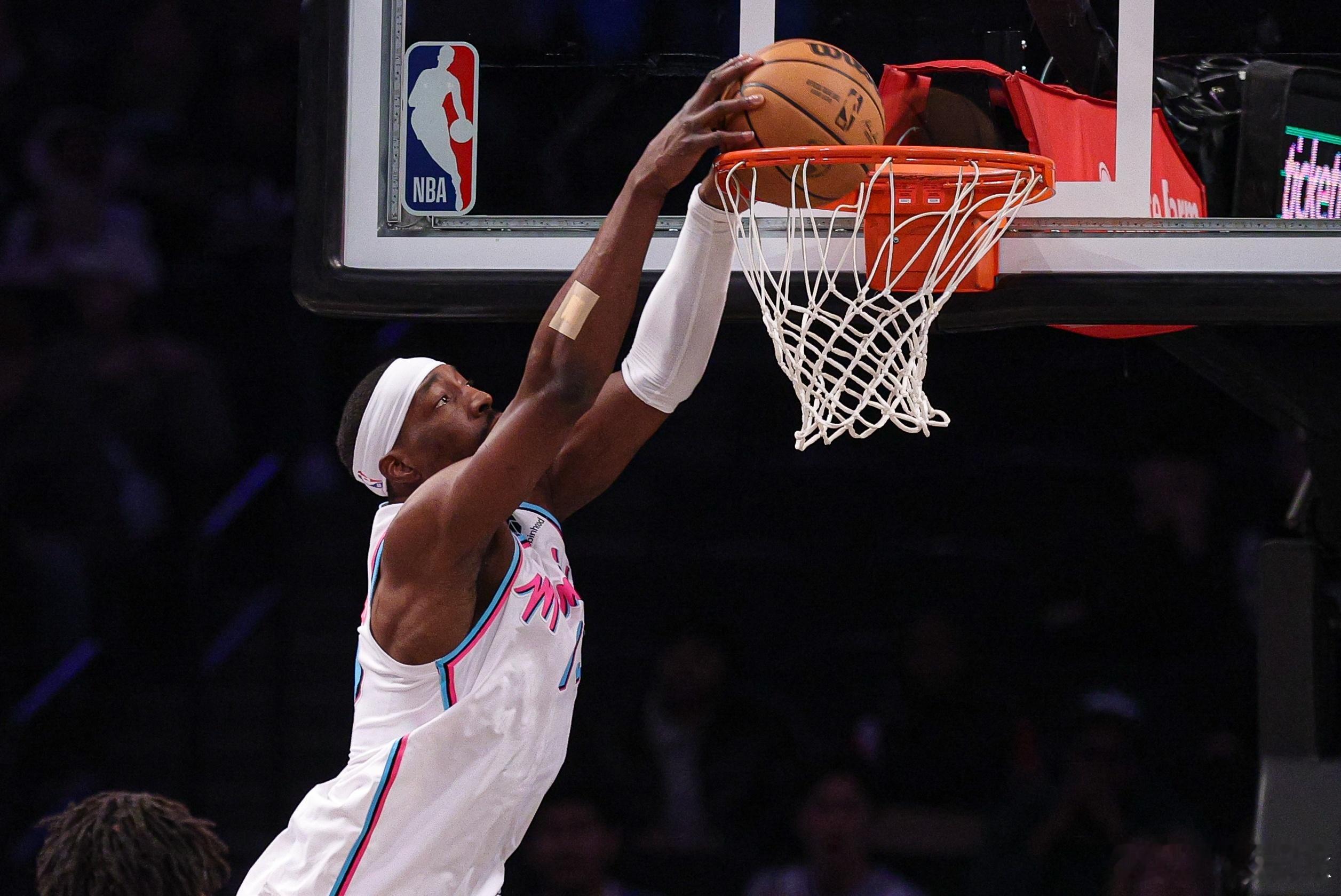 Zach Lowe报道：一些球队向热火询价阿德巴约，但是被热火拒绝。热火已经打探