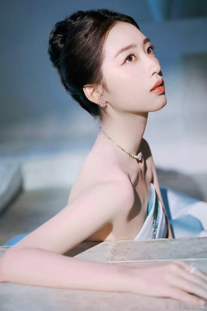 邓恩熙好温柔的美 邓恩熙国剧盛典造型鲨疯了！天青色抹胸裙清润温婉，眉眼间的舒展劲