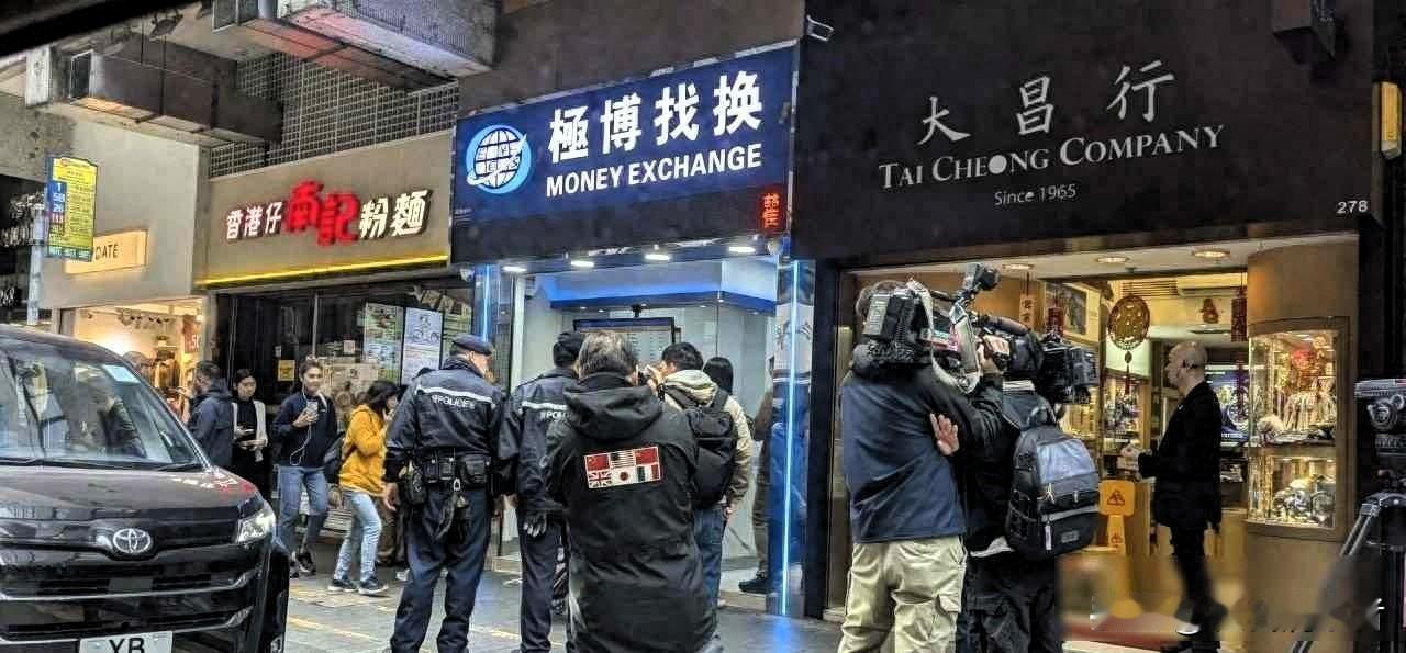 两蒙面人闪电劫款5800万，受害者遭拖拽失忆，监控拍下关键线索

今天刷朋友圈看