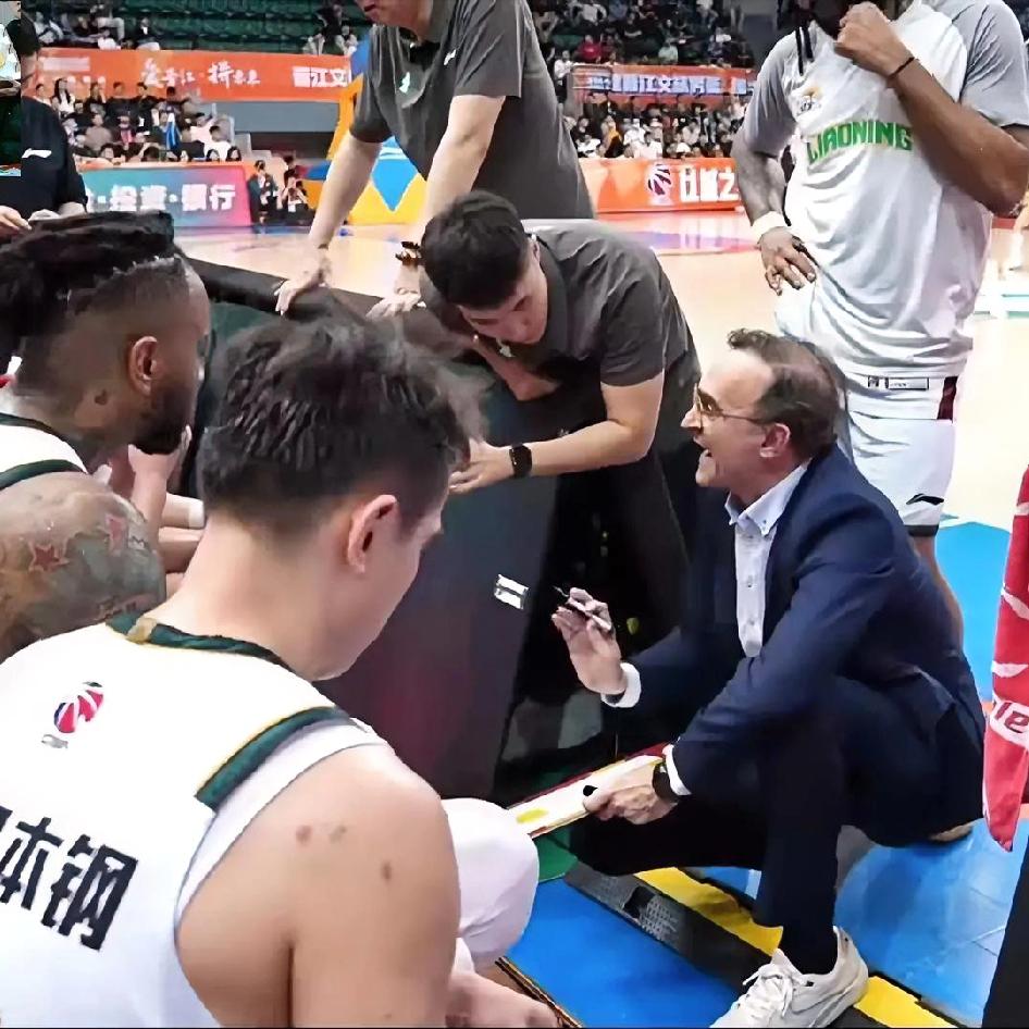 说实话，昨晚的乌戈在用人上真的让人越来越看不懂？
我说的是在使用3个小外援上！最