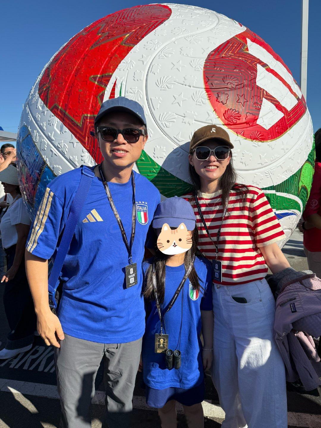 现场除了土耳其和巴拉圭的球迷，还有穿着各种各样球服的观众。美国、墨西哥是最多的，